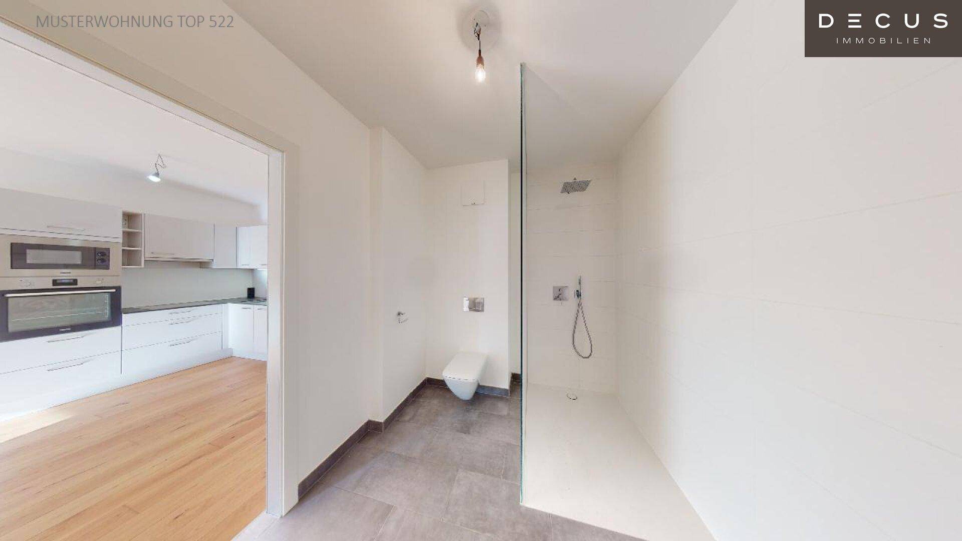 Modernes Badezimmer mit ebenerdiger Dusche und Wand-WC, angrenzend an die Küche.