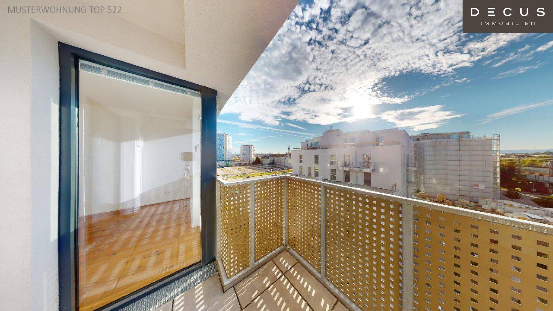 Sonniger Balkon mit moderner Brüstung und weitem Blick über die Umgebung.