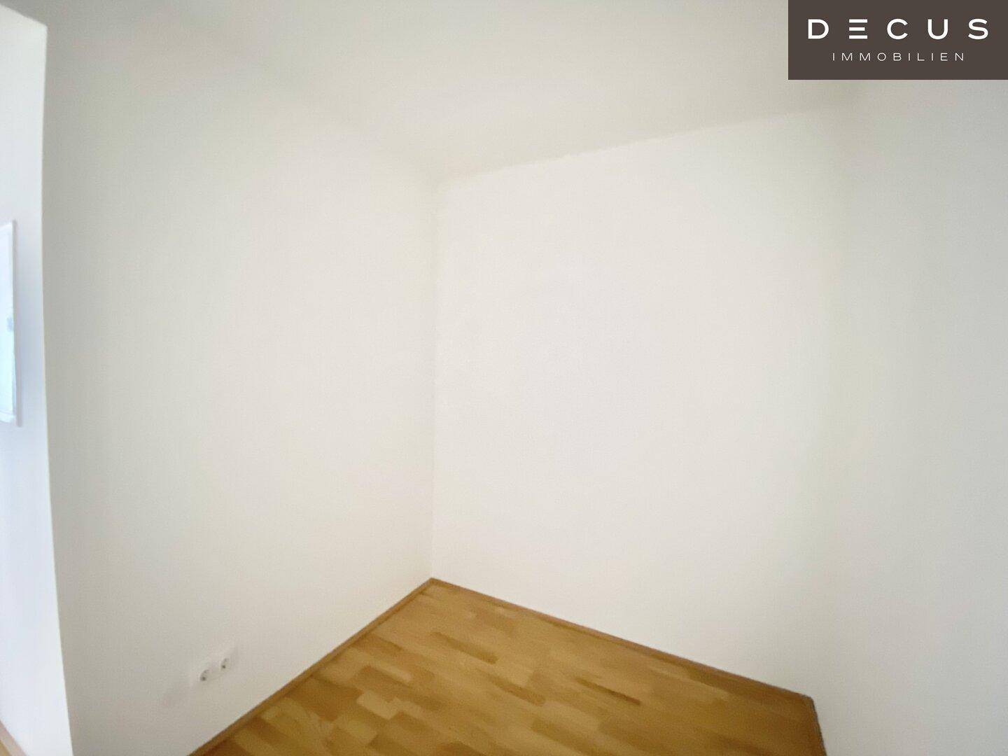 Heller, leerer Raum mit Parkettboden und weißen Wänden, bereit zur individuellen Gestaltung und Nutzung.