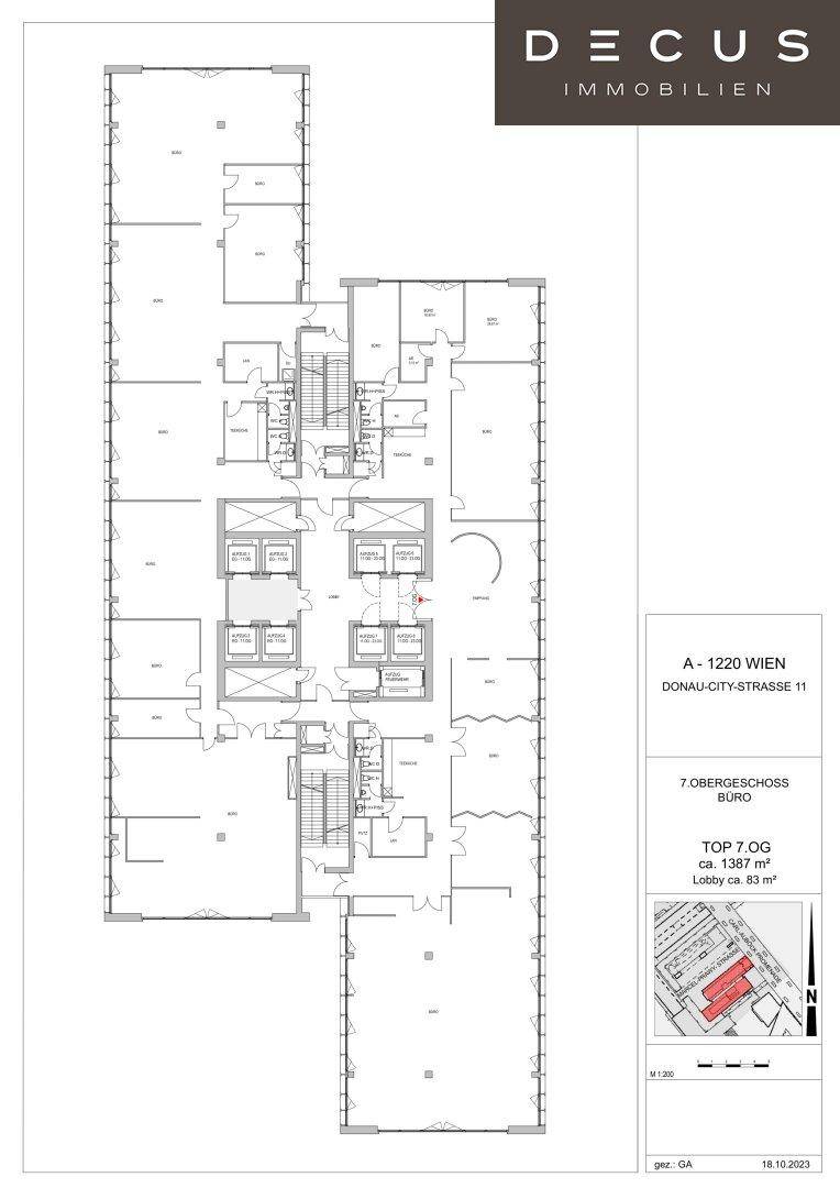 Detaillierter Grundriss eines Obergeschosses mit mehreren Büroeinheiten und zentralen Aufzügen und Sanitärbereichen.