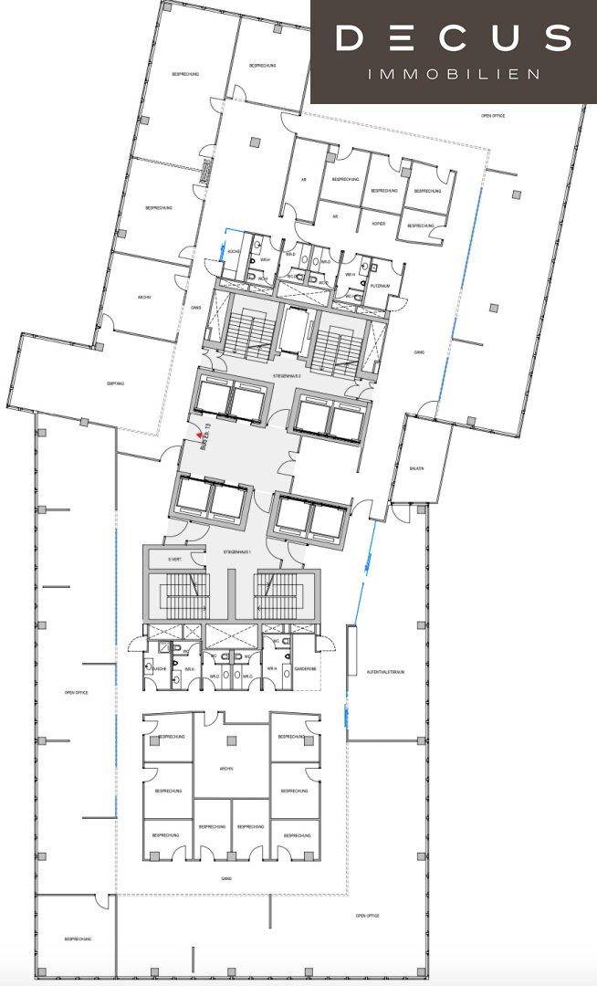 Detaillierter Grundriss eines Bürogebäudes mit verschiedenen Raumaufteilungen und Treppenhäusern.