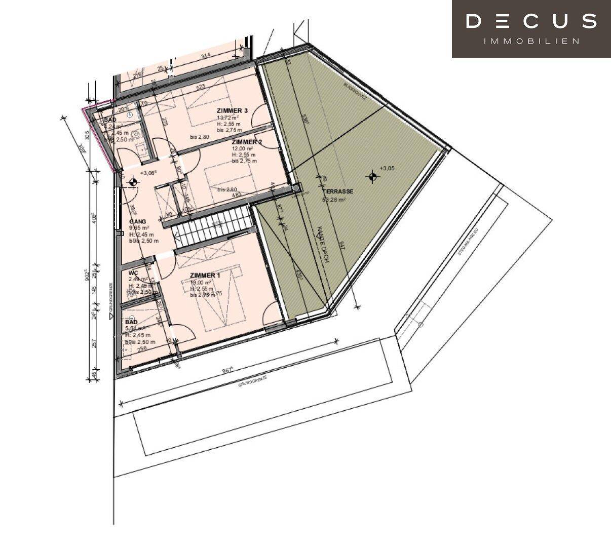 Grundriss des Obergeschosses mit drei Zimmern, zwei Bädern und einer großen Terrasse.