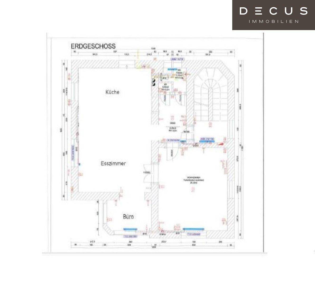 Grundriss des Erdgeschosses mit Küche, Esszimmer, Büro und offenem Wohnbereich.
