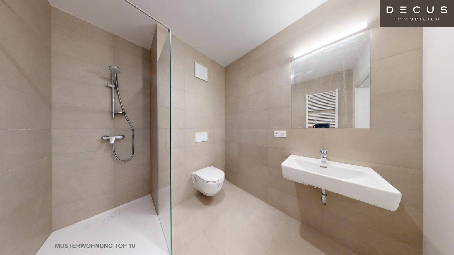 Modernes Badezimmer mit begehbarer Dusche, Wand-WC und beheiztem Handtuchhalter.