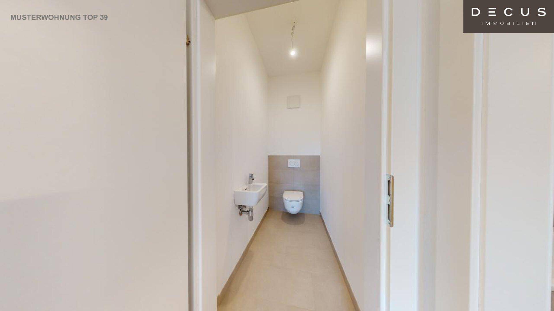 Kleines Gäste-WC mit Wand-WC und Handwaschbecken in hellem Design.