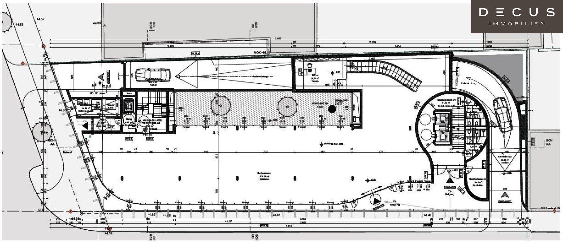 Detaillierter Grundriss einer Etage mit großzügigen Flächen, Treppenhaus und Aufzugsanlagen.