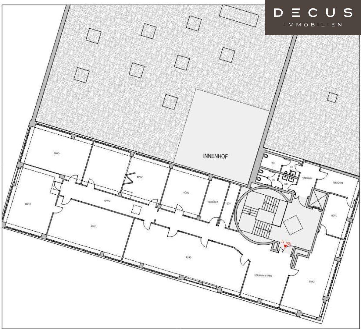 Grundriss einer Etage mit mehreren Büroräumen, einem Innenhof und Sanitärbereichen.