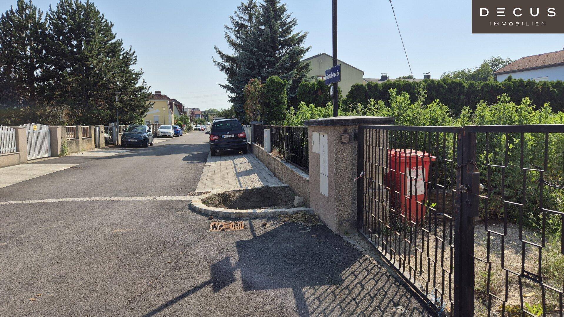 Detaillierter Grundriss des Erdgeschosses mit Wohnküchen, Terrassen und privaten Gärten für zwei Wohneinheiten.