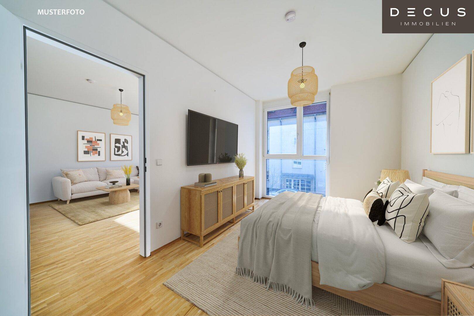 Gemütliches Schlafzimmer mit Holzboden, großem Bett und Zugang zum Wohnbereich.