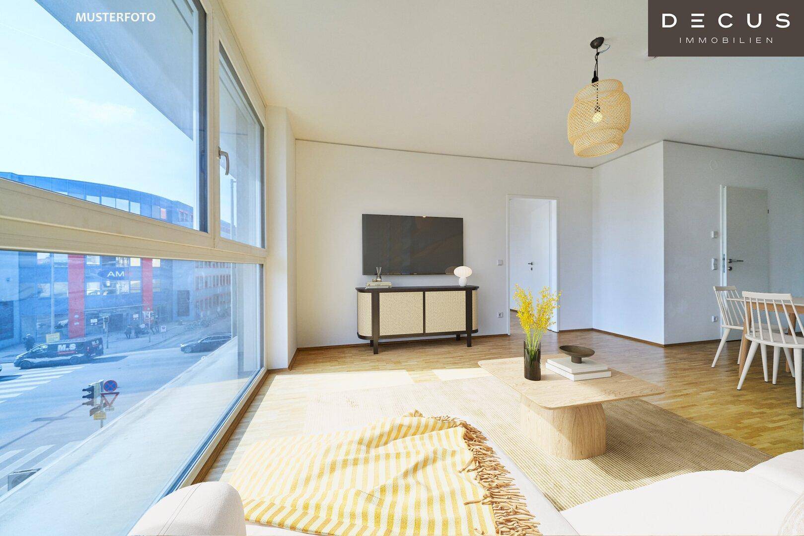Geräumiger Wohn- und Essbereich mit viel Tageslicht und urbanem Ausblick.