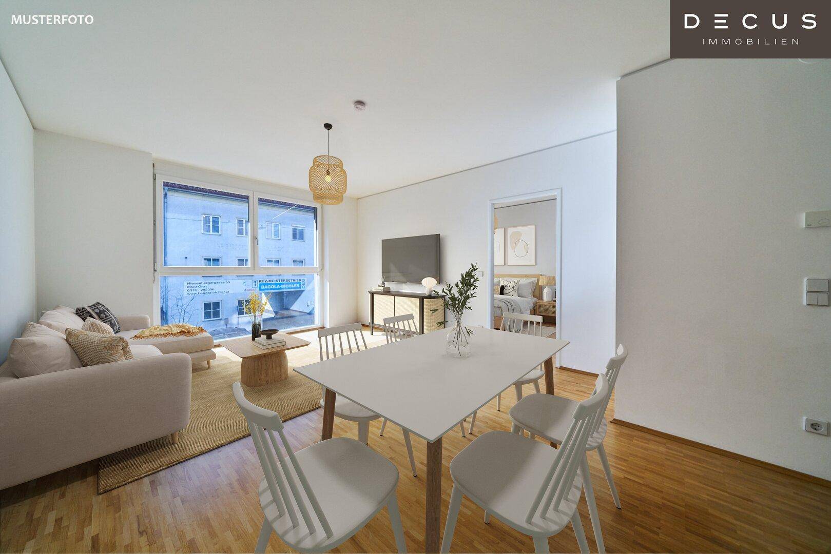 Heller Wohn-Essbereich mit Holzboden, Esstisch und Sofa, ideal für geselliges Beisammensein.