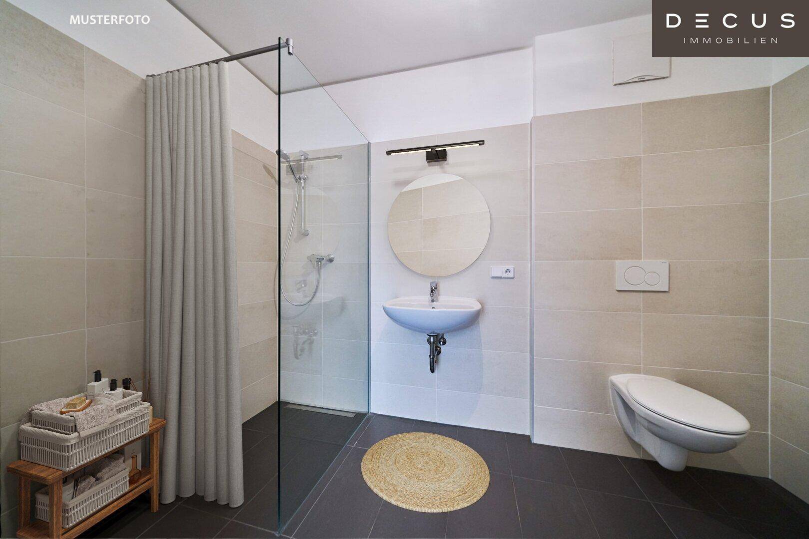 Modernes Badezimmer mit begehbarer Dusche, Wand-WC und hellen Fliesen in zeitgemäßem Design.