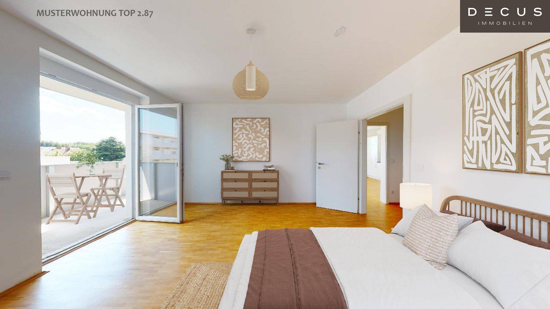 Helles Schlafzimmer mit Holzboden und direktem Zugang zu einem möblierten Balkon mit Weitblick.