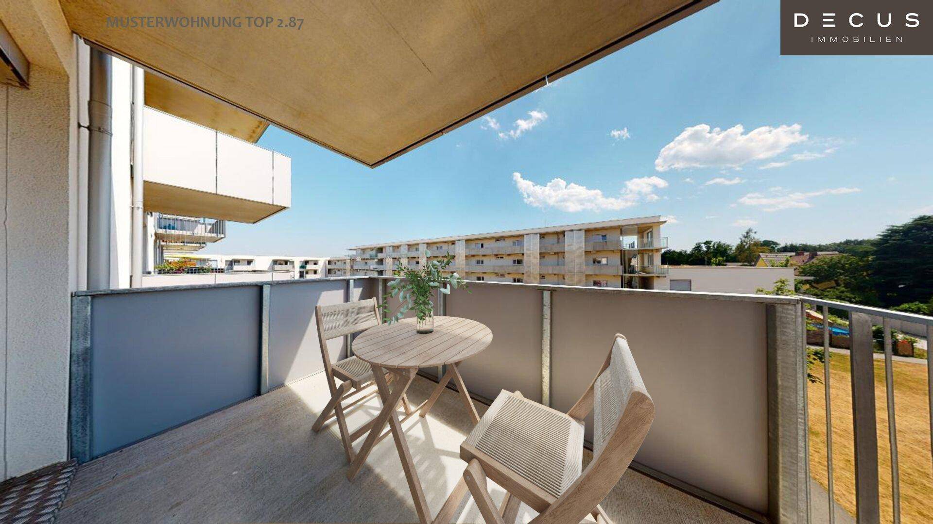 Möblierter Balkon mit Tisch und Stühlen, bietet einen weiten Blick auf die Umgebung und andere Gebäude.