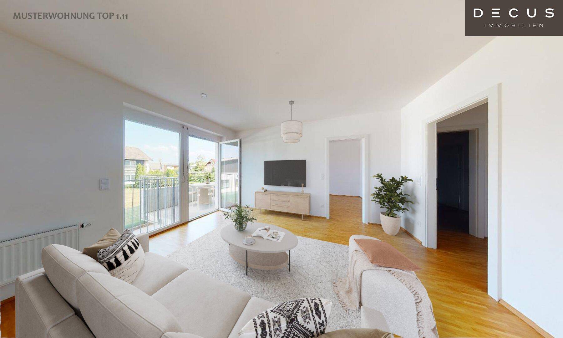 Geräumiges Wohnzimmer mit beigem Sofa, Holzboden und Zugang zu einer Außenterrasse durch große Fenster.