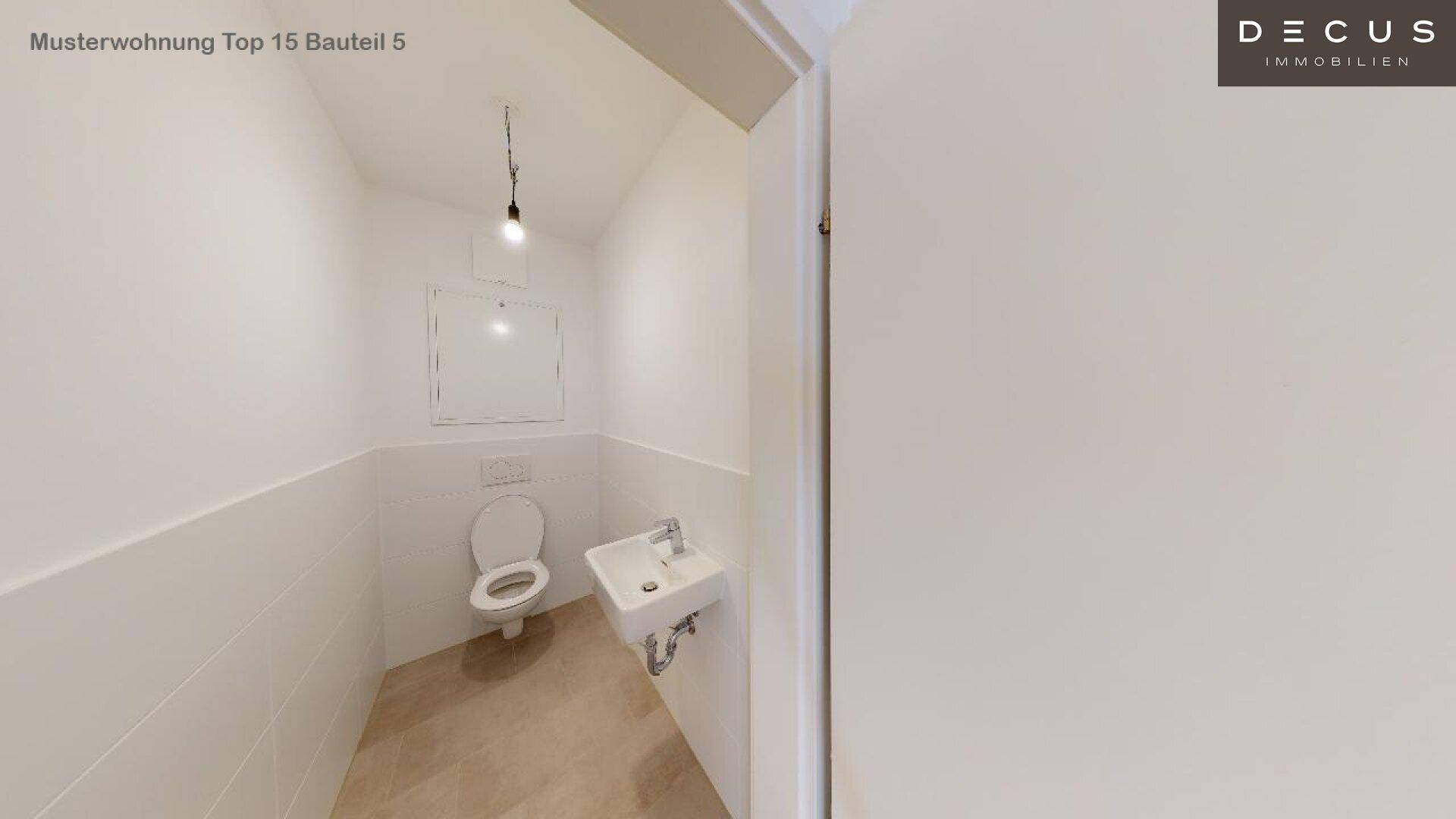 Modernes Gäste-WC mit Wand-WC, kleinem Waschbecken und hellen Fliesen an den Wänden.