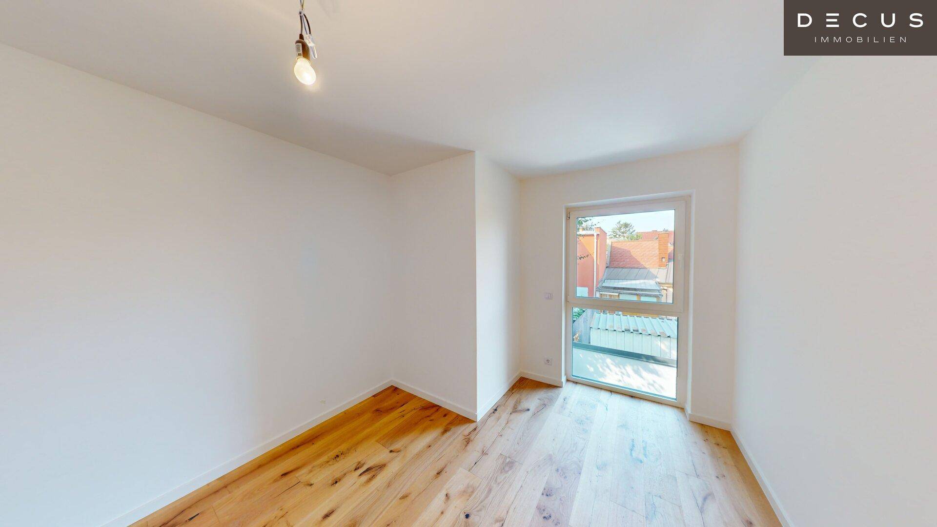 Weiteres helles Zimmer mit Holzboden und Fenster, bietet flexible Nutzungsmöglichkeiten für Bewohner.