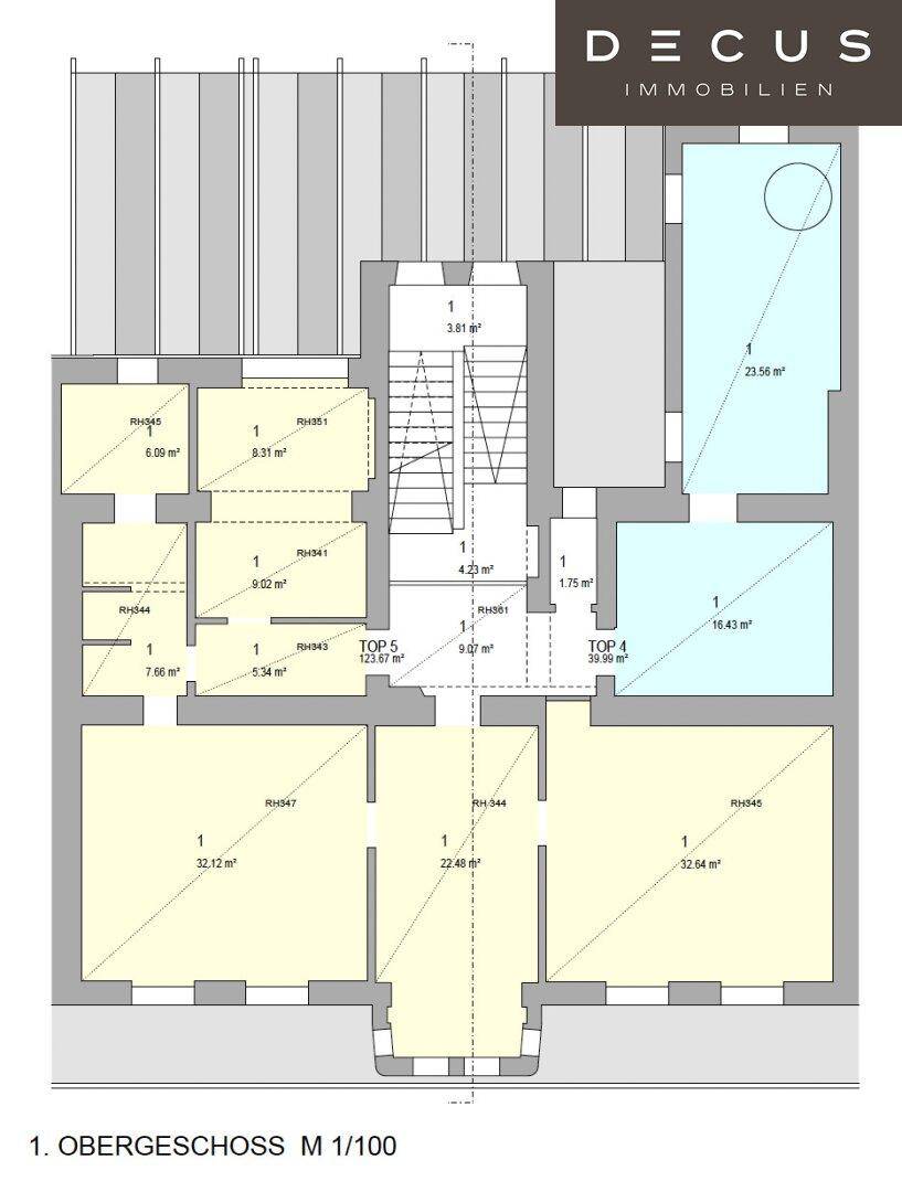 Grundriss des ersten Obergeschosses mit mehreren Räumen und Treppenhaus.