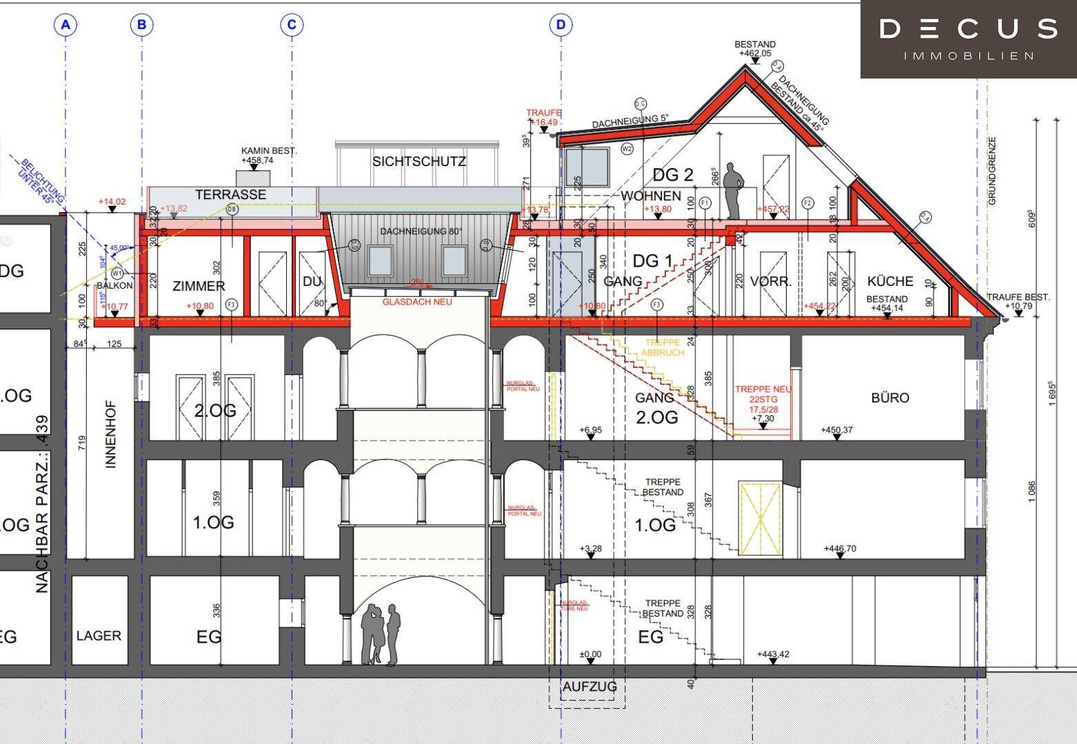 Längsschnitt des Gebäudes mit Treppenhaus, Arkaden, einem Aufzug und einer Dachterrasse.