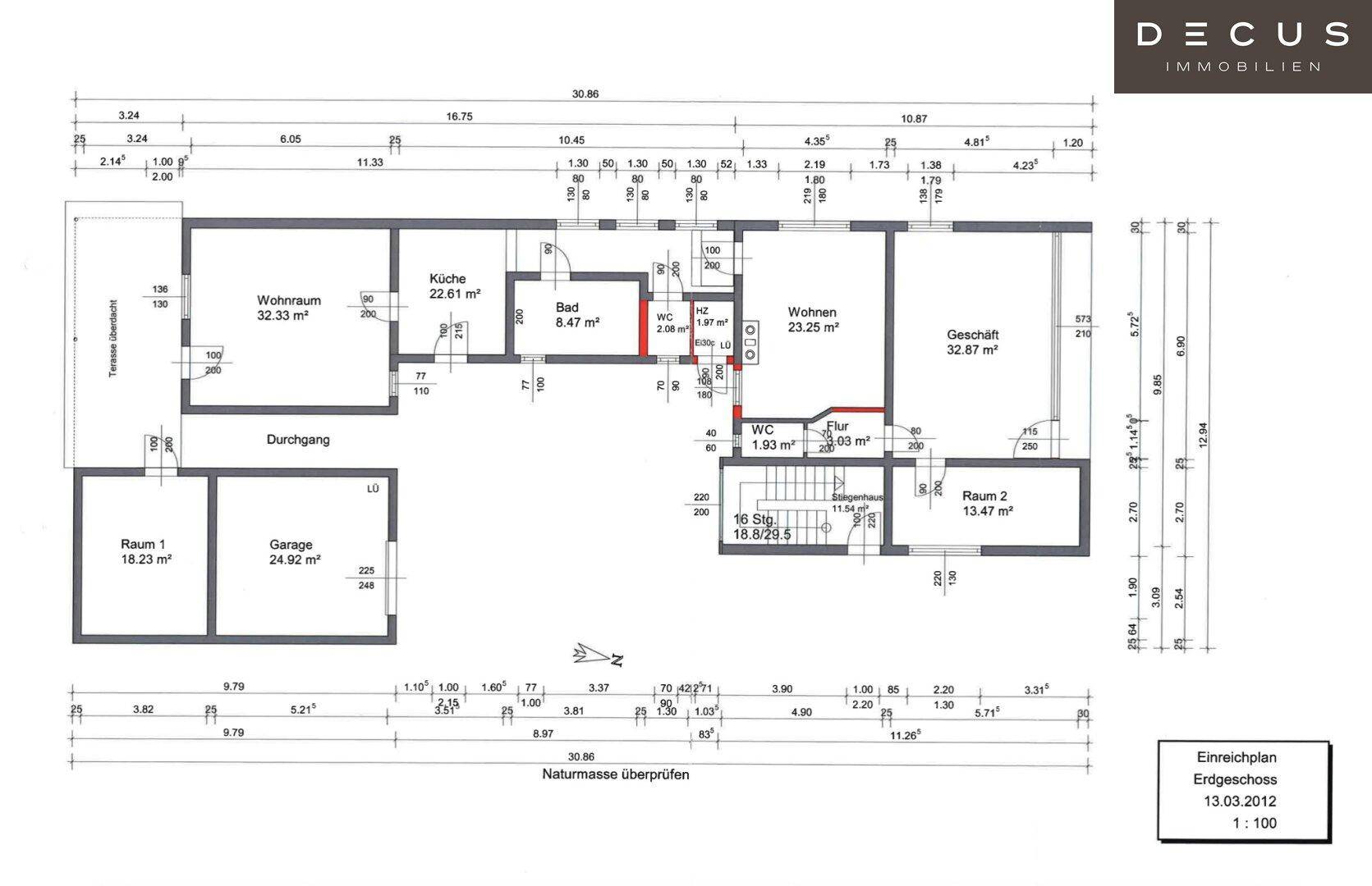 Grundriss des Erdgeschosses mit Wohnraum, Küche, Bad, WC, Geschäft und Garage.