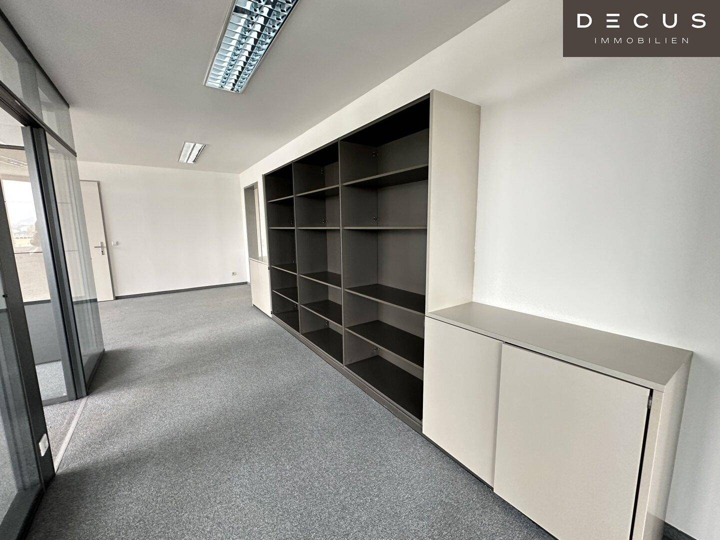 Büroraum mit integrierten Regalen und Schränken, ideal für Stauraum und Organisation.