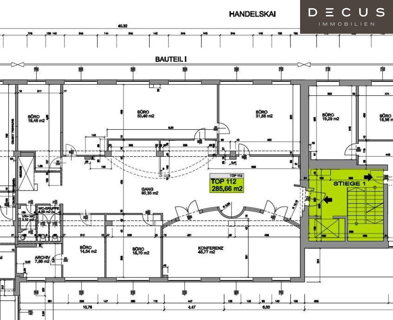 Detaillierter Grundriss mit verschiedenen Büroräumen, Konferenzbereich und Treppenhaus auf einer Etage.