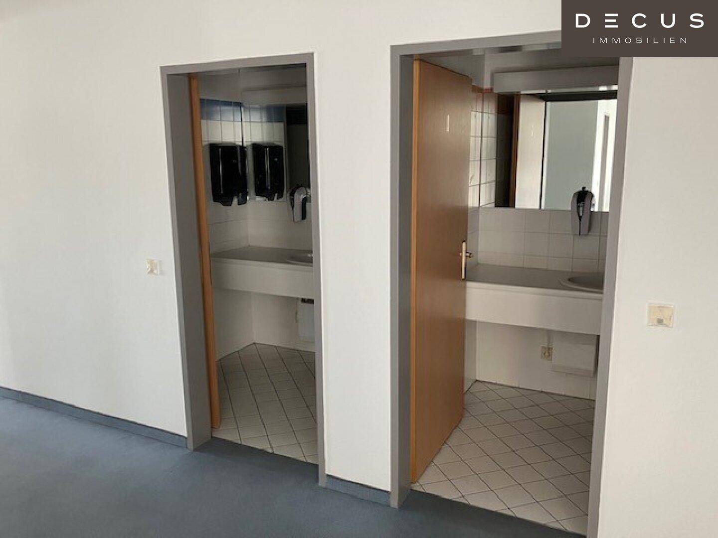 Zwei separate Waschräume mit Waschbecken und Fliesenboden, ideal für gewerbliche Nutzung.