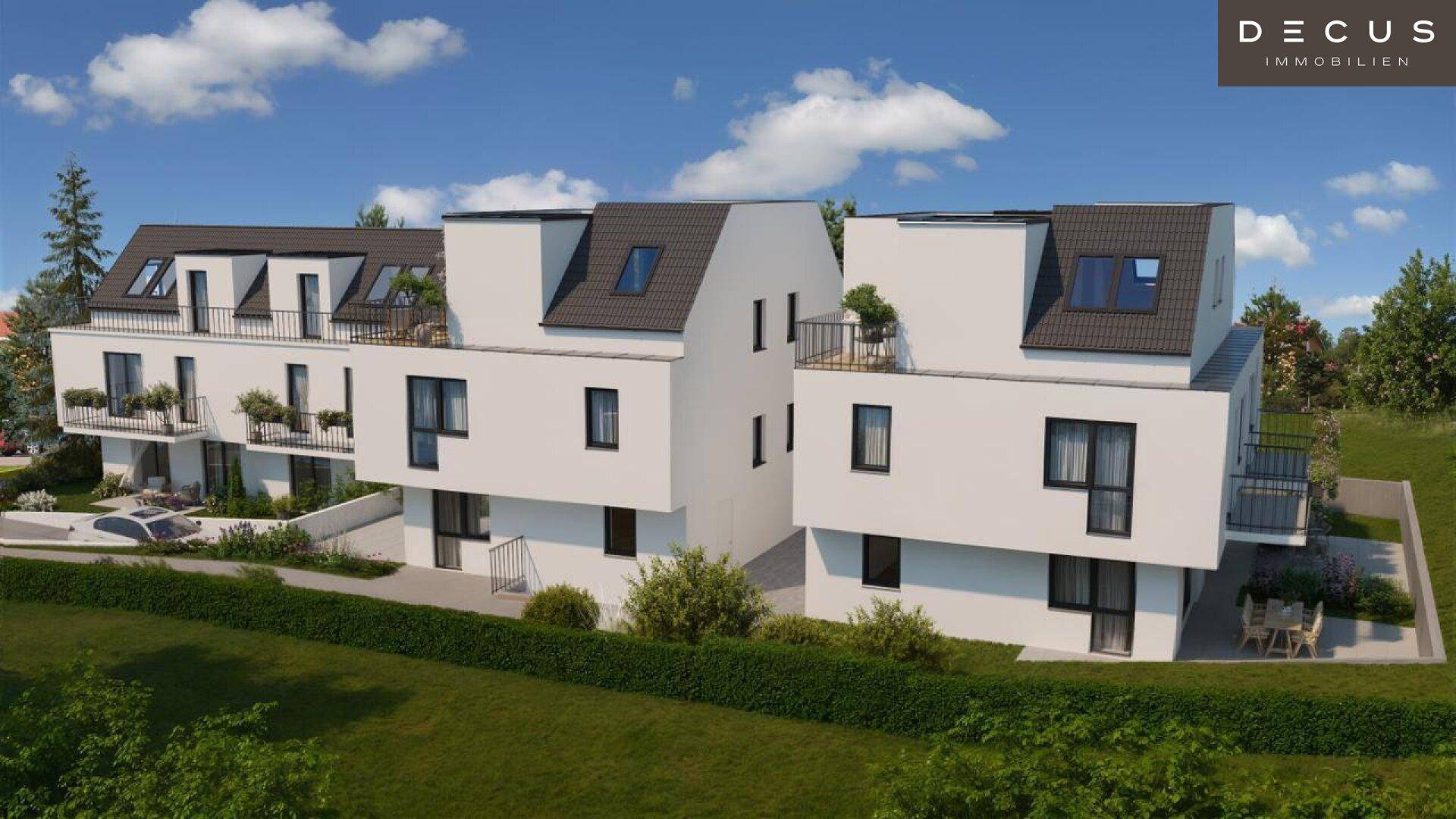 Moderne Wohnanlage mit mehreren Einheiten, Balkonen und gepflegten Grünflächen in sonniger Lage.