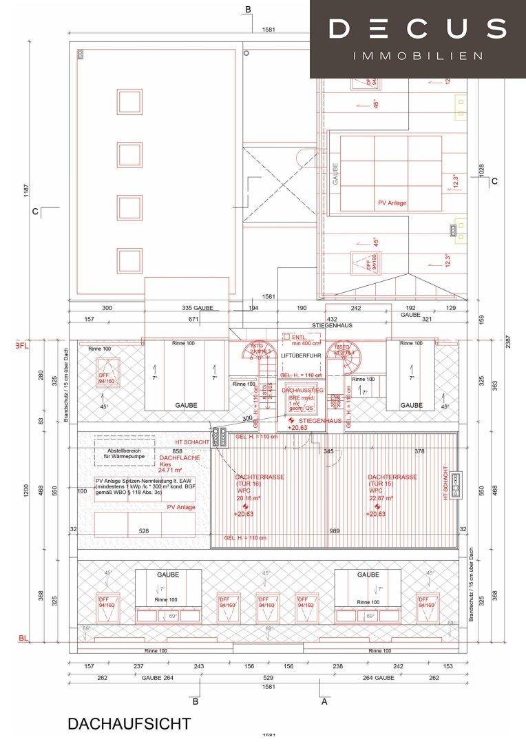 Dachaufsicht des Gebäudes mit Dachterrassen, Gauben und einer Photovoltaikanlage.