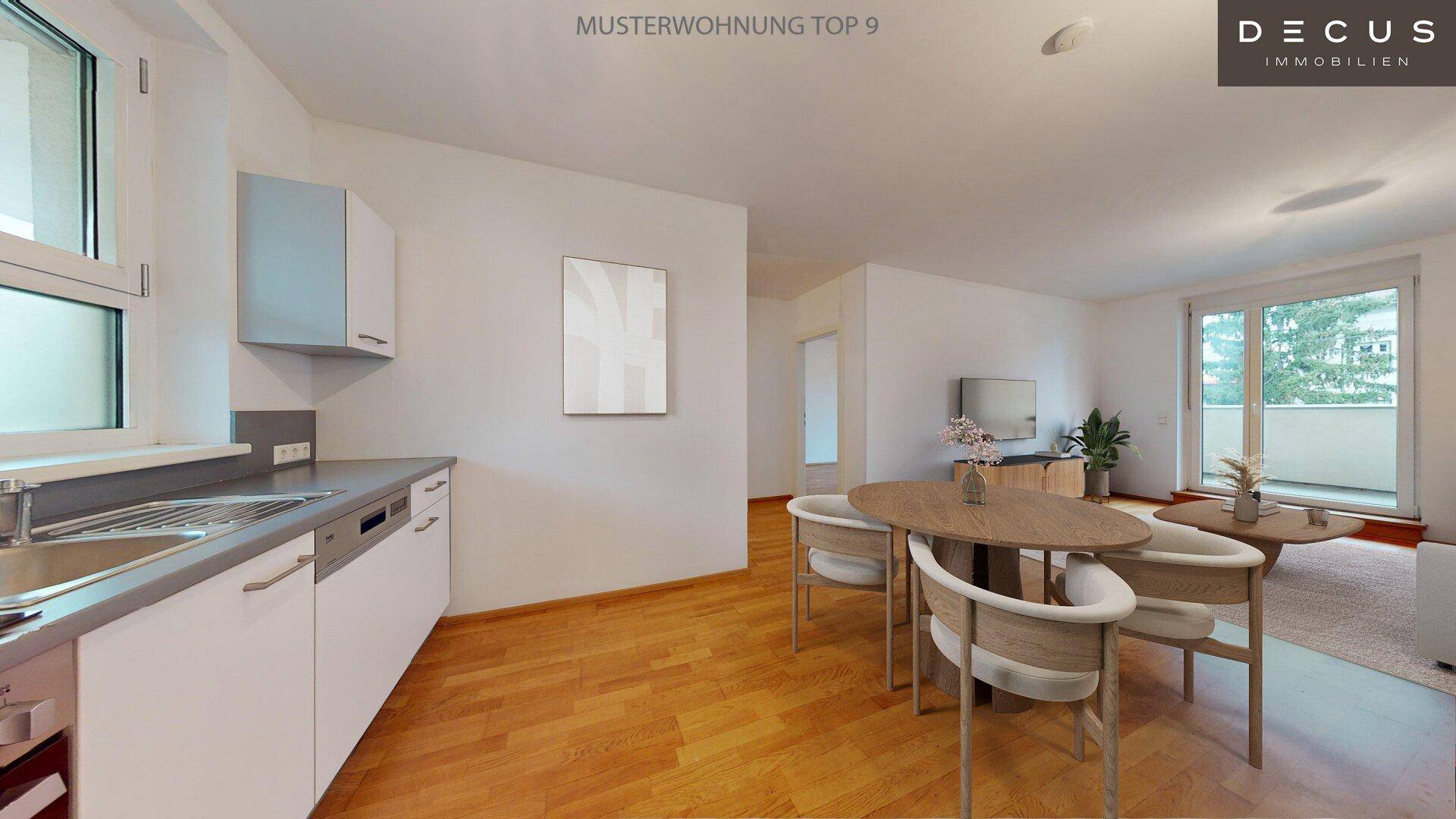 Helle Musterwohnung mit offener Küche, Essbereich und Wohnzimmer mit Holzboden.
