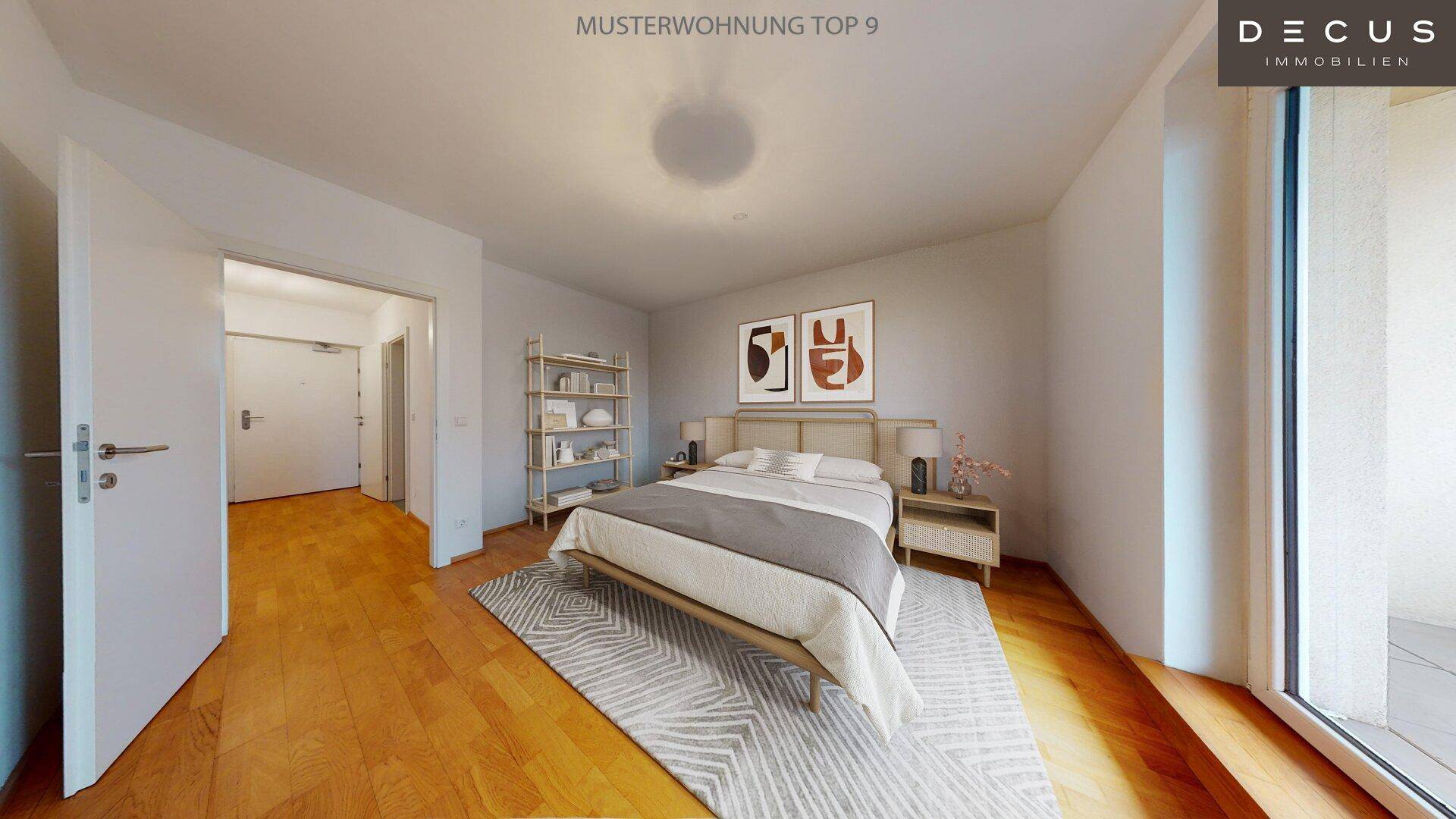 Helles Schlafzimmer mit Holzboden, modernem Bett und Zugang zu einem Außenbereich.