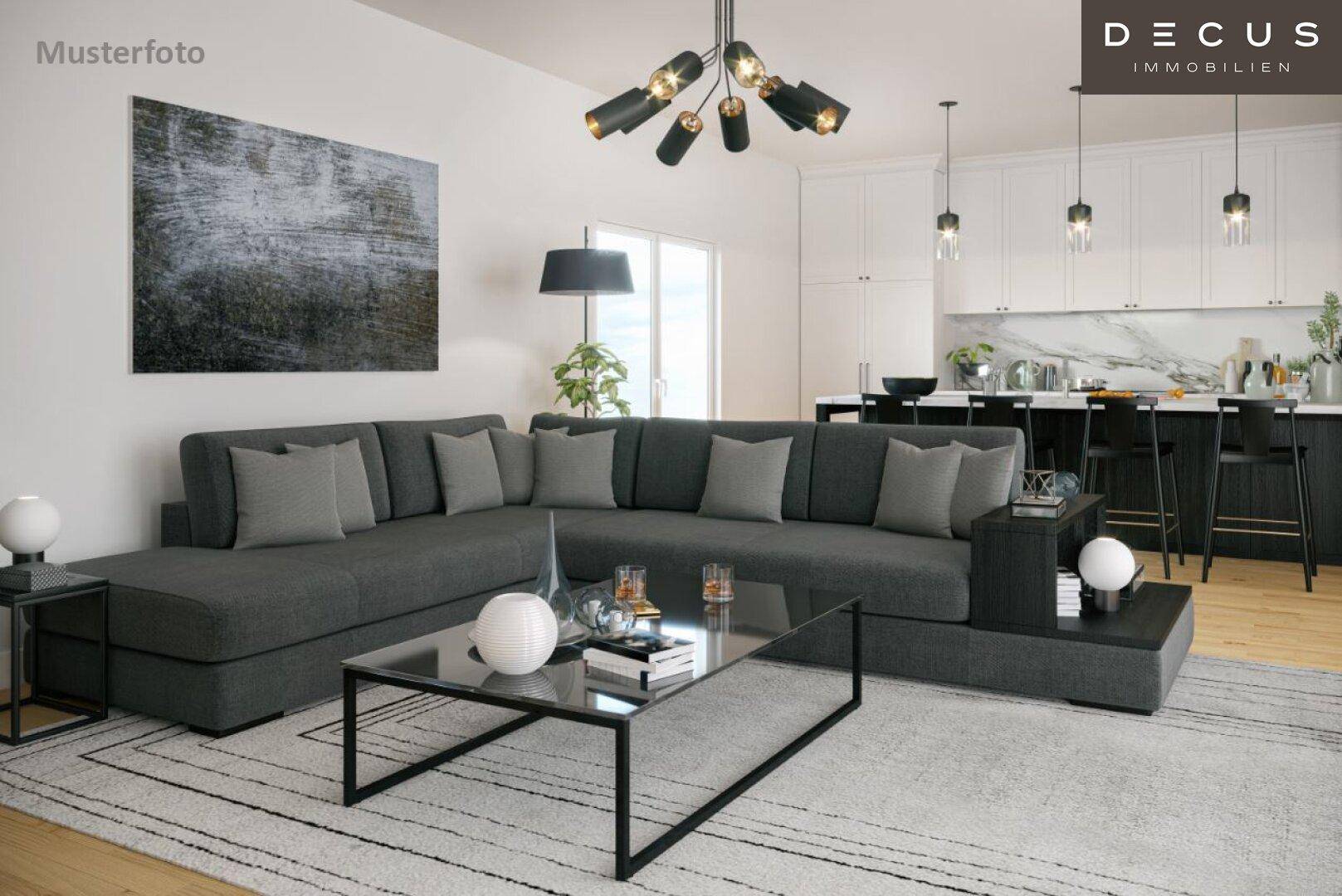 Modernes Wohnzimmer mit großem Ecksofa und offener Küche mit Kücheninsel und Marmorarbeitsplatte.