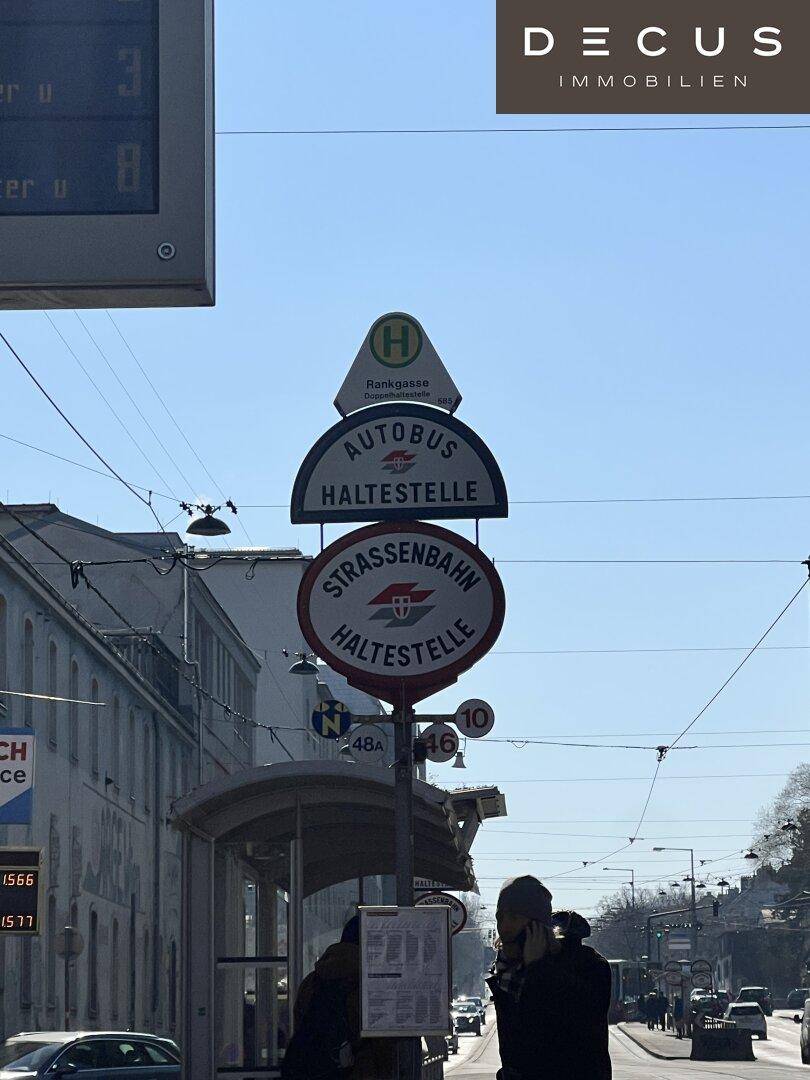 Haltestelle vor dem Haus