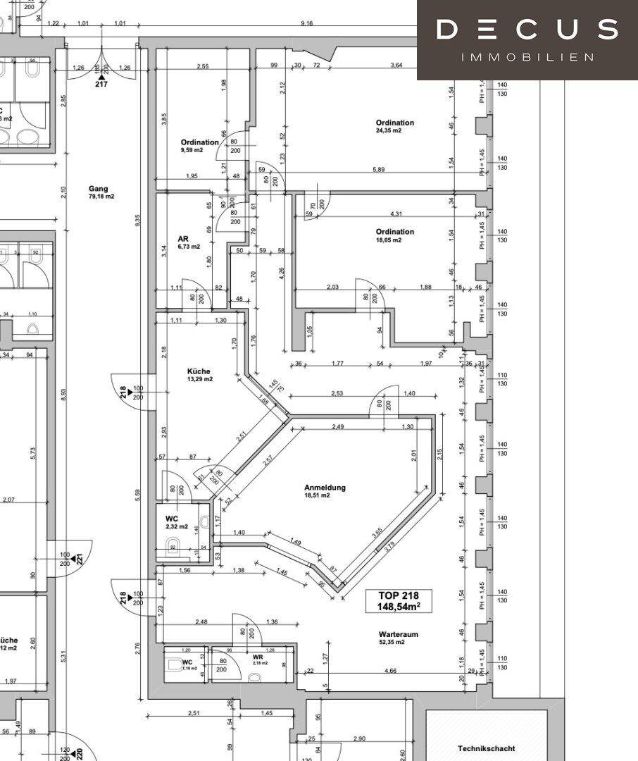 Detaillierter Grundriss einer Gewerbefläche mit mehreren Ordinationsräumen, Empfang und Wartebereich.