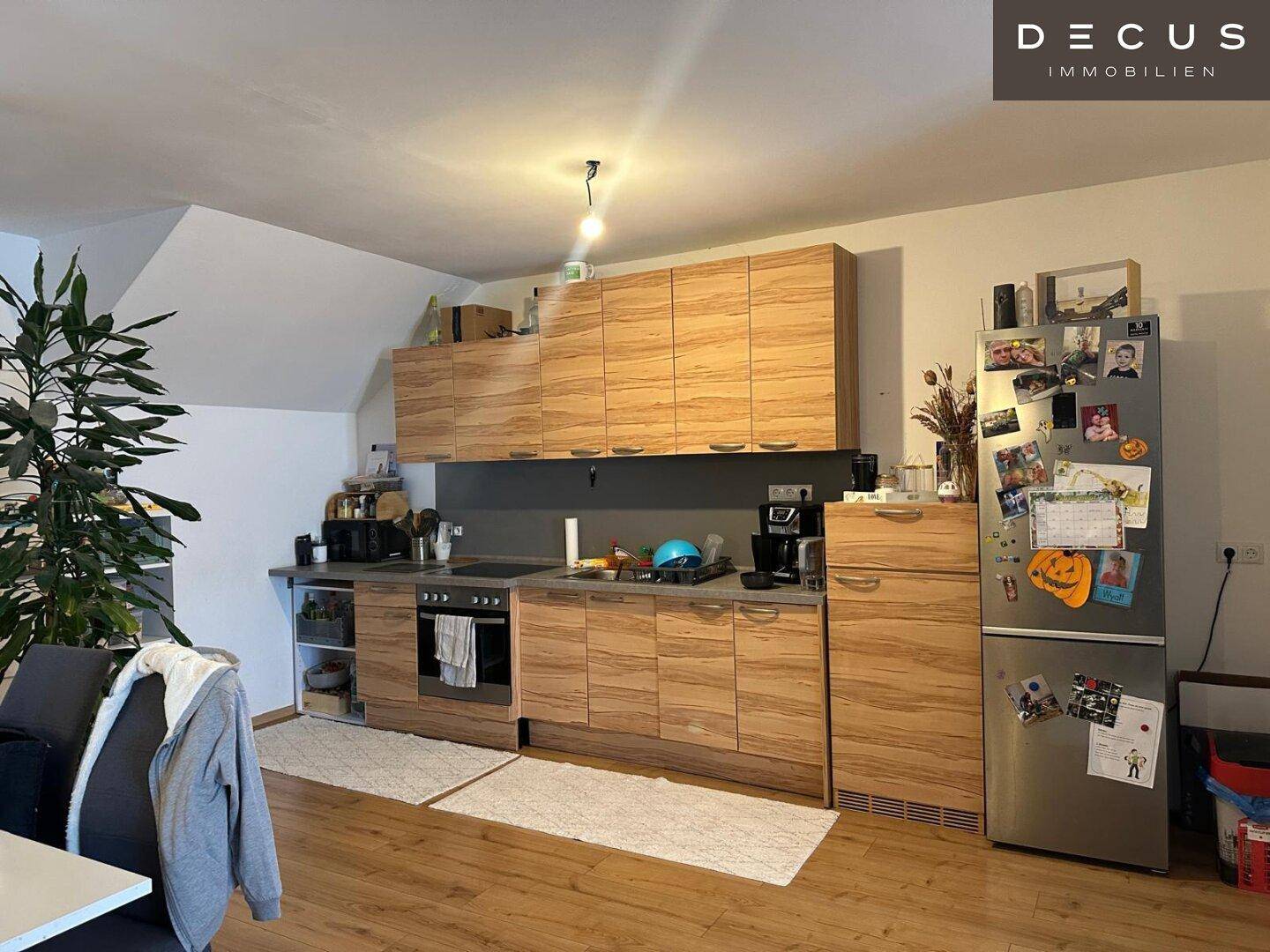 Moderne Holzküche mit integrierten Geräten und ausreichend Stauraum.