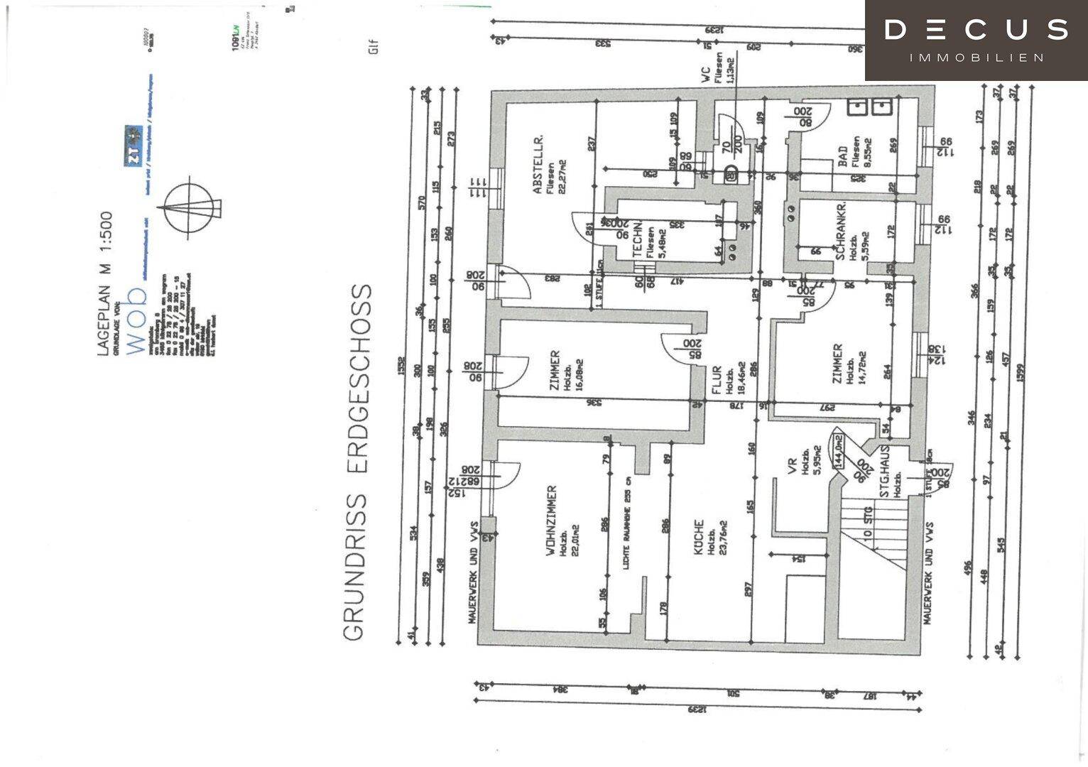 Grundriss des Erdgeschosses mit Wohnzimmer, Küche und weiteren Räumen.