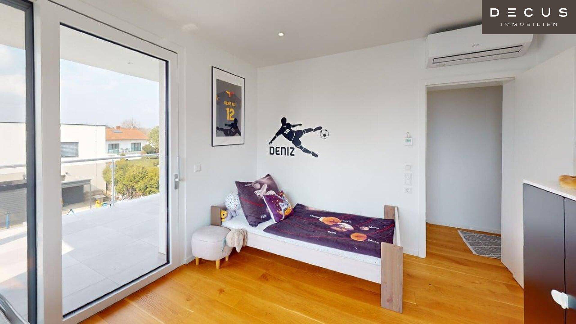 Freundliches Kinderzimmer mit Holzboden, Einzelbett und Zugang zu einem Außenbereich.
