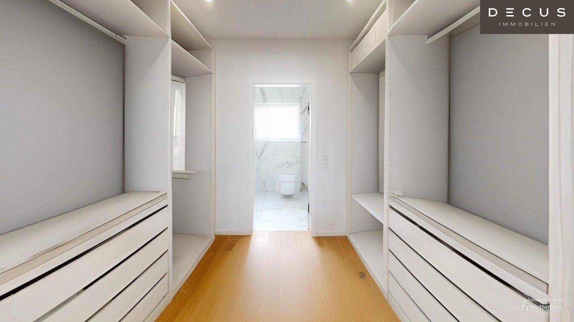 Praktischer begehbarer Kleiderschrank mit viel Stauraum und Zugang zum Badezimmer.