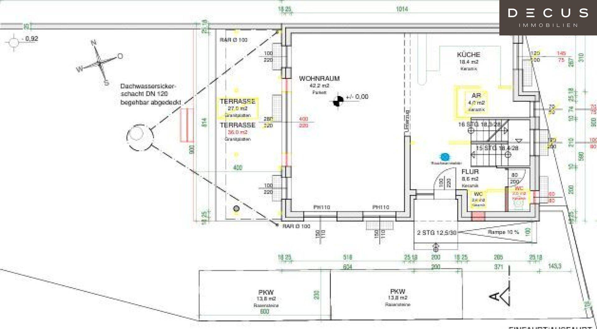 Grundrissplan des Erdgeschosses mit Wohnraum, Küche, Terrasse und Parkplätzen.
