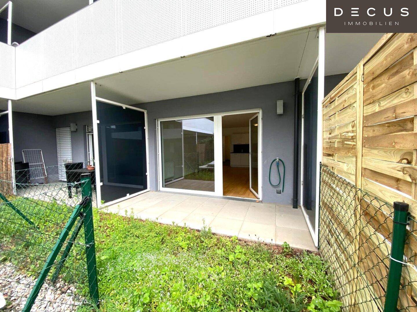 Terrasse im Erdgeschoss mit Zugang zum Garten und Blick ins Grüne.