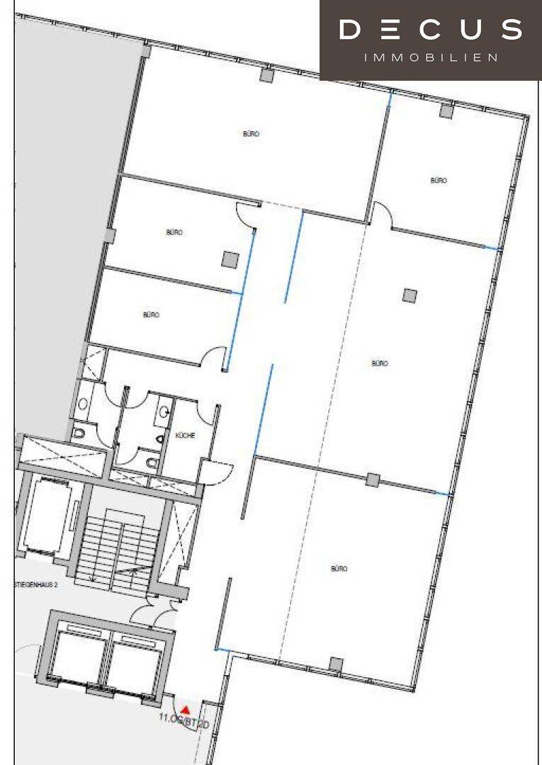 Grundriss eines Bürogeschosses mit mehreren Räumen, Küche und Sanitärbereichen.