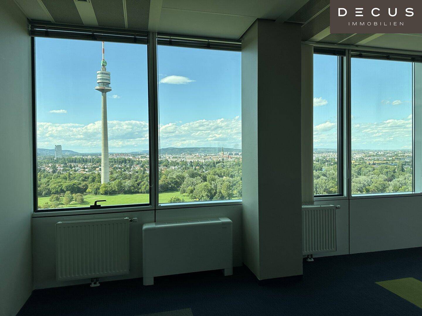 Büro mit großen Fenstern bietet einen weiten Blick auf die Stadt und den Donauturm.