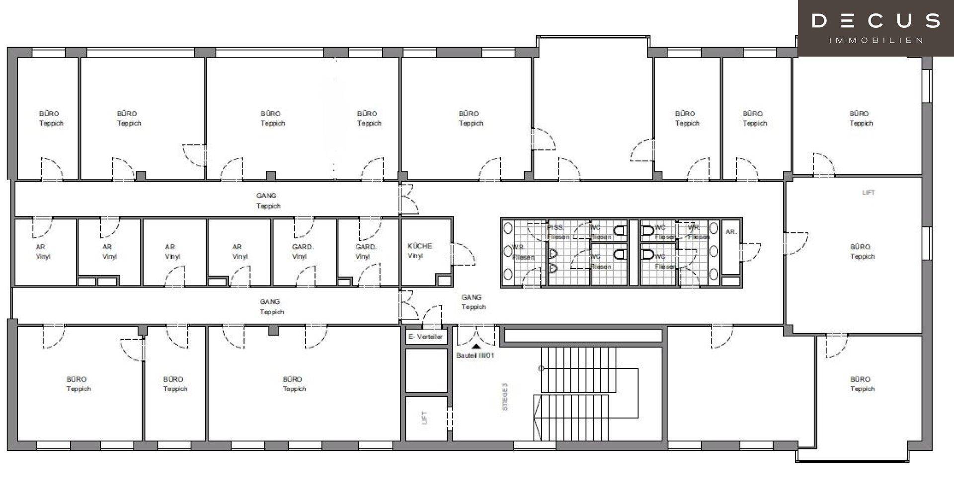 Grundrissplan einer Etage mit mehreren Büros, Fluren, einer Küche und Sanitäranlagen.