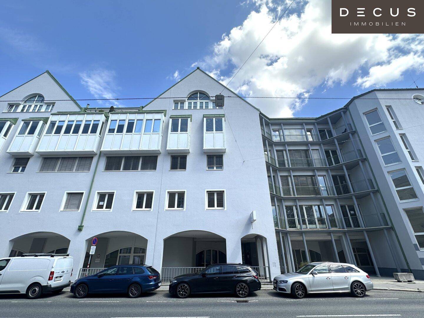 Mehrstöckiges Gebäude mit unterschiedlichen Fassaden und Balkonen an einer Straße, zeigt moderne Architektur.