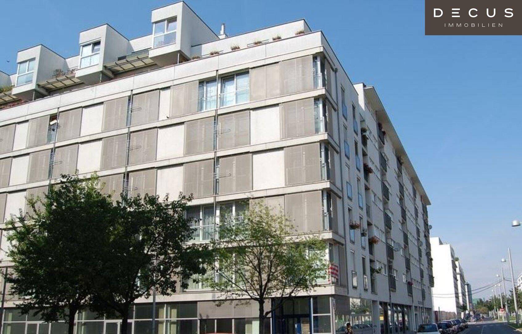 Modernes Mehrfamilienhaus mit vielen Fenstern, Balkonen und einer klaren architektonischen Gestaltung.