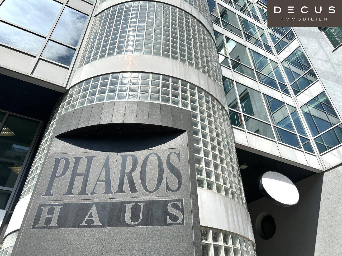 Gebäudefassade des "Pharos Haus" mit Glasbausteinen und moderner Architektur.