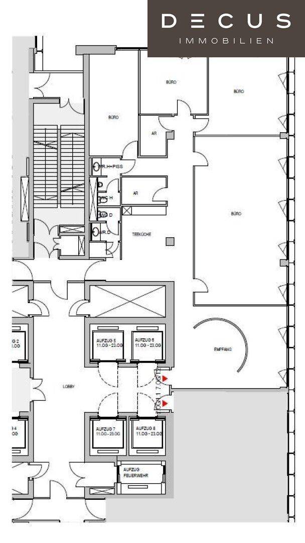Grundrissplan eines Bürogebäudes mit mehreren Büros, Empfangsbereich und Aufzügen.