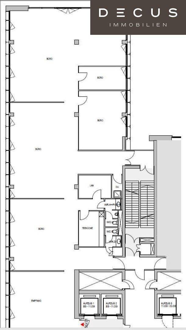 Grundriss eines Bürogebäudes mit mehreren Büroräumen, Sanitäranlagen und Aufzügen.
