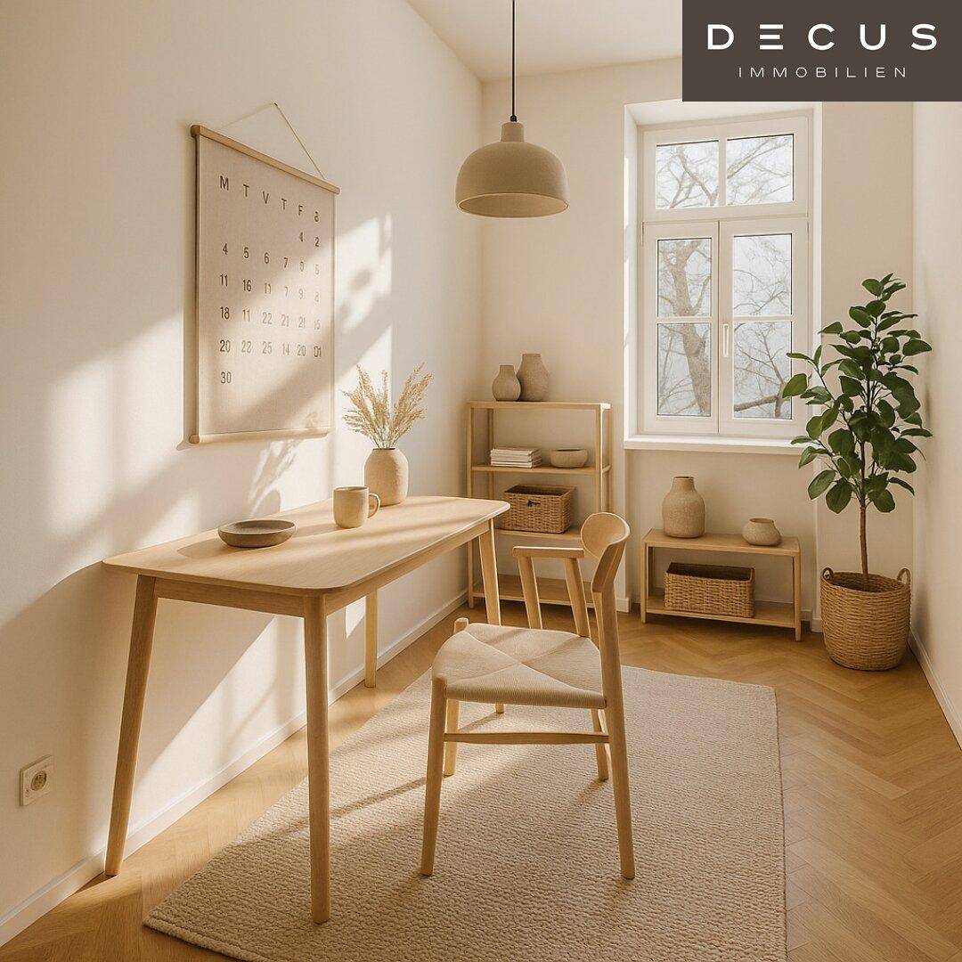 Heller Essbereich mit Holztisch, Stühlen und Regalen, ideal für Mahlzeiten.