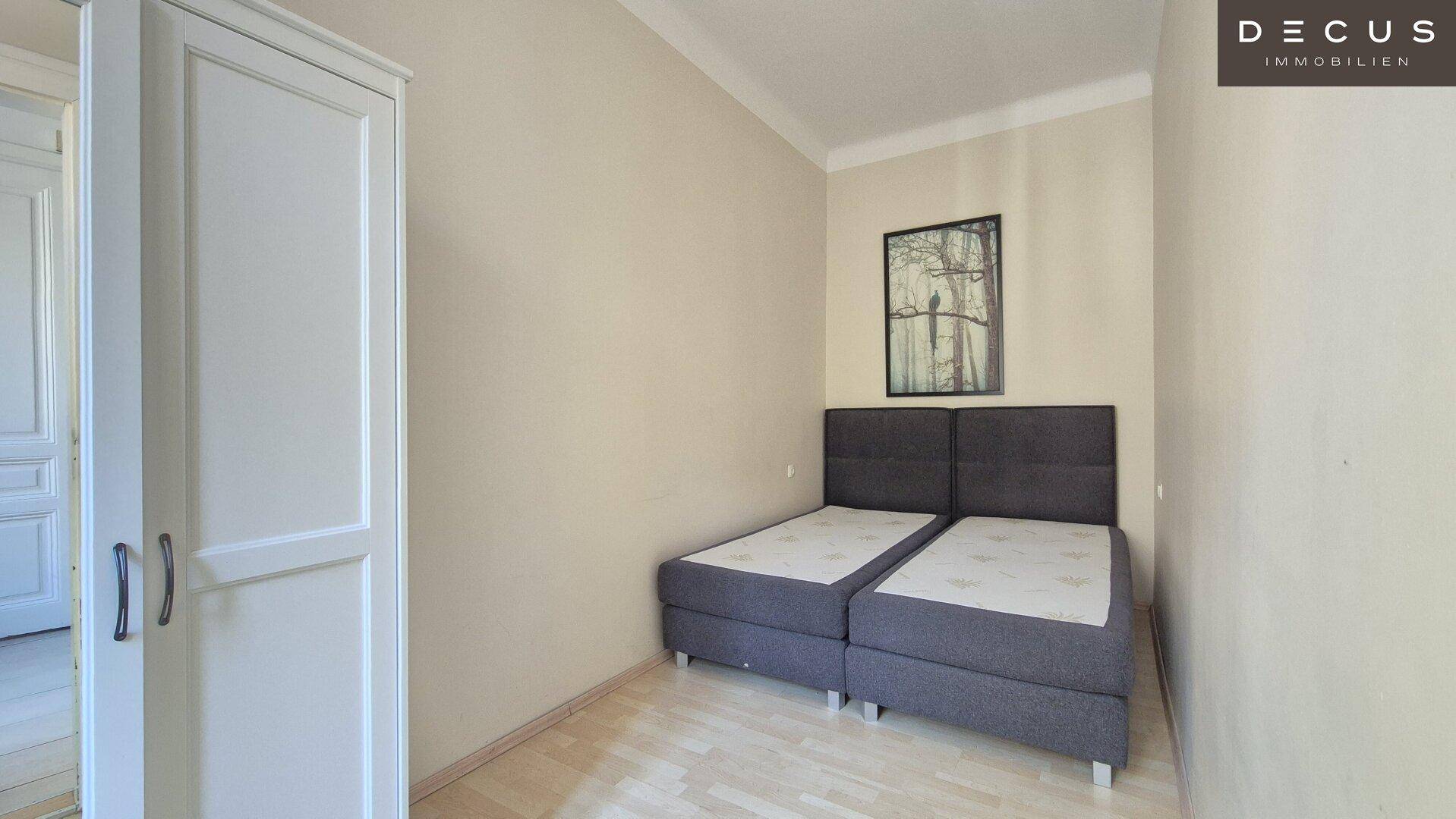 Schlafzimmer mit zwei Einzelbetten und hellem Holzfußboden, bereit zur individuellen Einrichtung.